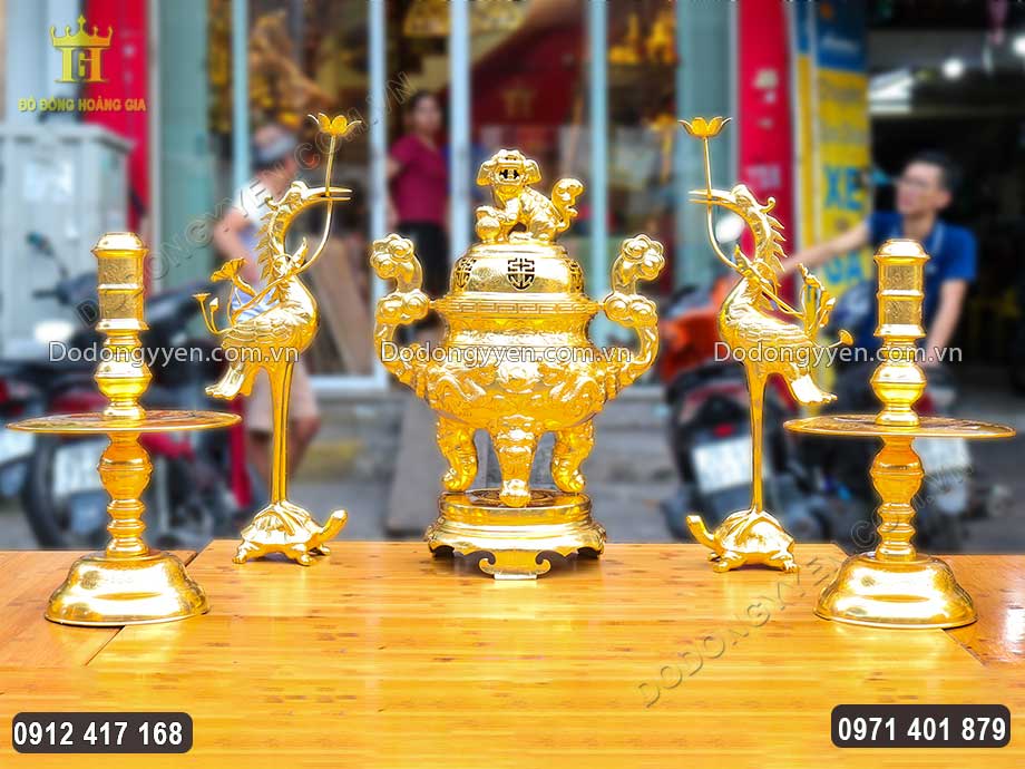 To&agrave;n bộ bề ngo&agrave;i vật phẩm được d&aacute;t v&agrave;ng 9999 sang trọng